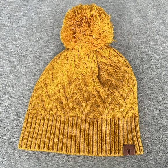 NWOT Frye Cable Knit Pom Beanie One Size - Picture 1 of 3